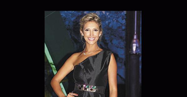 Desirée Durán - Red PAT. Es la única mujer del equipo de conductores de En Hora Buena y cada vez que la llaman ella se pone precio: 500 dólares.