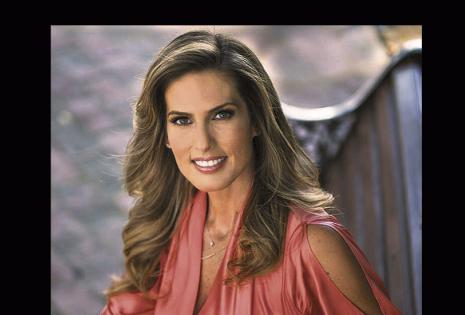 Jimena Antelo | Red PAT | La presentadora del programa No Mentirás pide entre 600 y 700 dólares por dirigirse al público máximo por dos horas. La gente la prefiere como imagen corporativa por su seriedad.