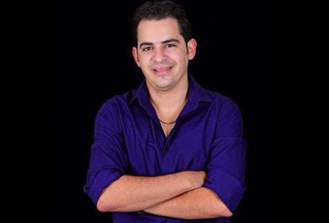 'Ronico' Cuéllar Unitel | Se dice que los hombres no pegan tan fuerte, pero el conductor de La Revista y Calle 7 se da el lujo de cobrar 700 dólares por cada evento.