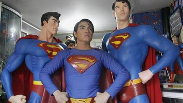 Herbert Chavez tiene 39 años y se operó 26 veces para ser como Superman