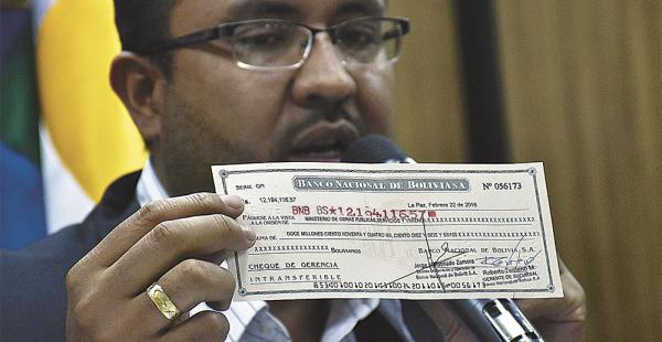 El ministro  Milton Claros mostró el cheque que pagó la CAMC por su boleta de garantía