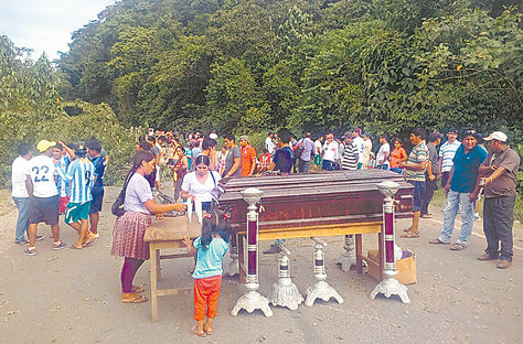 Protesta. Pobladores de Jatun Pampa instalan un velorio simbólico en la vía Cochabamba-Santa Cruz.