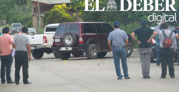 Los expertos llegaron acompañados del director de la Felcc Juan Carlos Ramos hasta la avenida Piraí, donde el viernes ocurrió la balacera