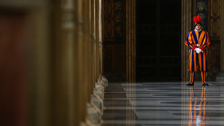 Un guardia suizo en la entrada a la biblioteca del papa en Vaticano.