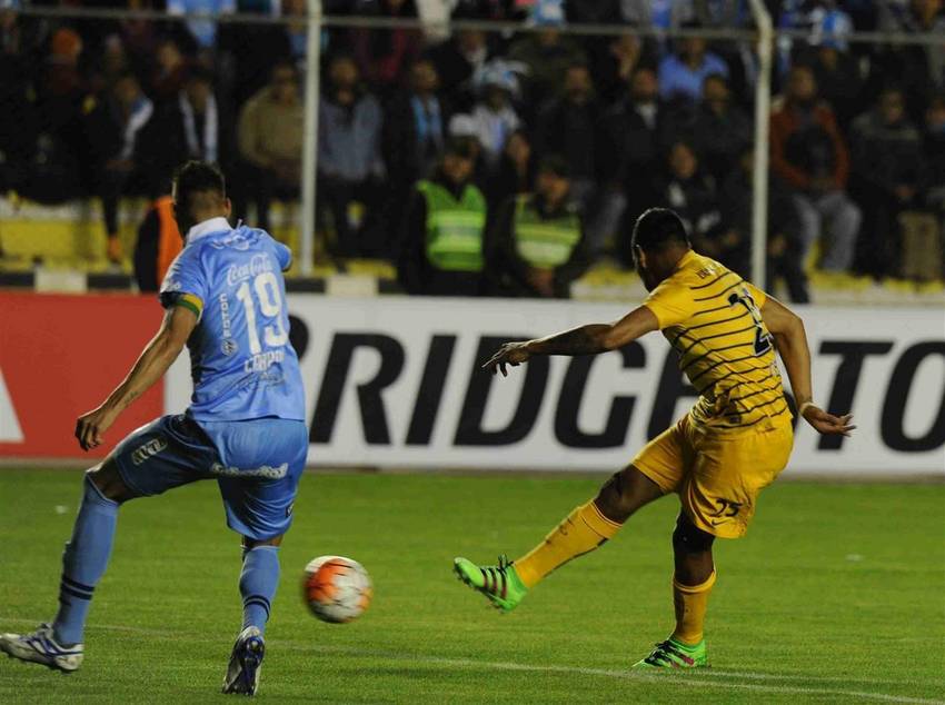 Chávez remata de derecha, pero Quiñonez se quedó con el gol de Boca. (Marcelo Carroll)