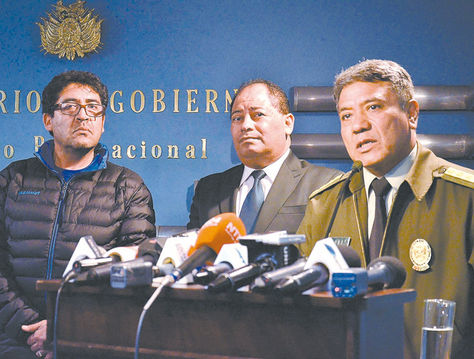 Conferencia. Marcelo Elío (izq.), después del ataque a la Alcaldía de El Alto, el 17 de febrero.