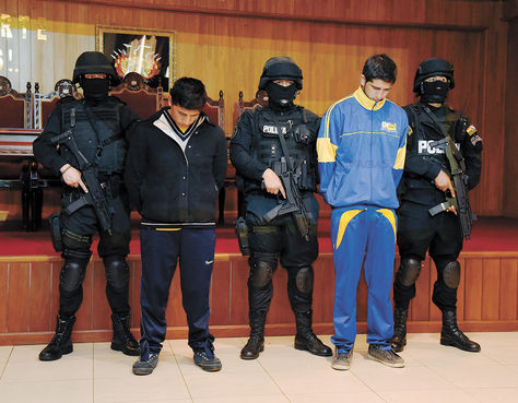 Sospechosos. Yamil Andrés C. y Adrián Gabriel V., rodeados de efectivos en la presentación en el Comando Policial.