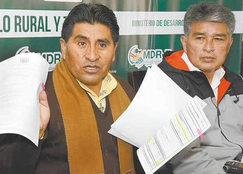 Réplica. El ministro Cocarico muestra las notas de compra del camión.