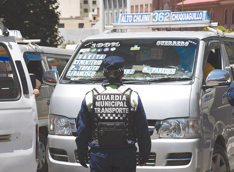 Transporte. Guardia controla el servicio de minibuses en la avenida Mariscal Santa Cruz de La Paz.