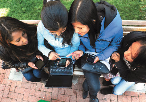 Servicio. Varias jóvenes utilizan su teléfono celular para ingresar a internet y usar las redes sociales en La Paz.