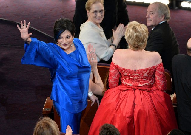Liza, saludando en los Oscars de 2014, los mismos que la dejaron fuera del selfie más famoso de aquel año.