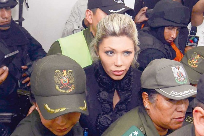 INVESTIGACIÓN. Gabriela Zapata fue trasladada al Juzgado de la Niñez en La Paz, ayer.