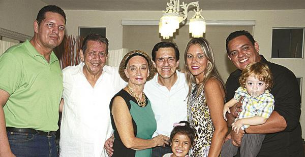 Javier y ‘Buby’ Robles (cumpleañero), ‘Kitty’ Mercado, Eduardo, Maricris, Beto y Mariano Robles e Isabela Sandoval, tres generaciones reunidas