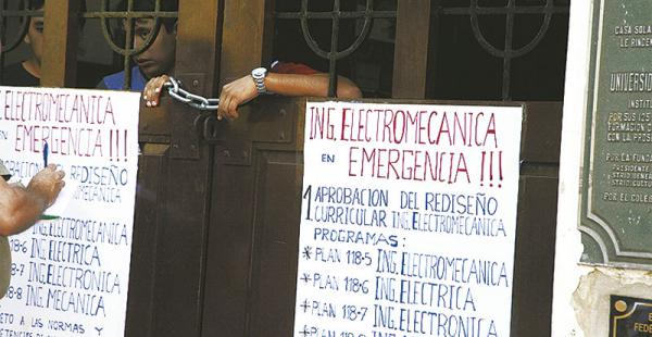 La madrugada de ayer, medio centenar de estudiantes de la carrera de Ingeniería Electromécanica tomó el edificio del Rectorado de la U