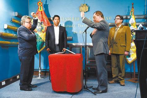 Posesión. El Ministro de Gobierno toma juramento a Rodolfo Illanes, nuevo viceministro de Régimen Interior. Foto: Pedro Laguna