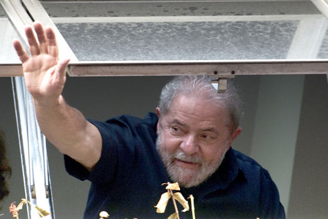Luiz Inácio Lula da Silva saluda a sus partidarios de una ventana del Partido de los Trabajadores (PT) en la sede de Sao Paulo. Foto: AFP
