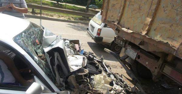 A bordo del auto Toyota, que impactó contra la parte trasera de un camión de alto tonelaje, iban dos jóvenes