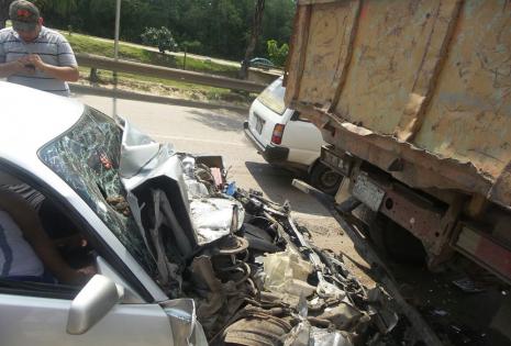 A bordo del auto Toyota, que impactó contra la parte trasera de un camión de alto tonelaje, iban dos jóvenes