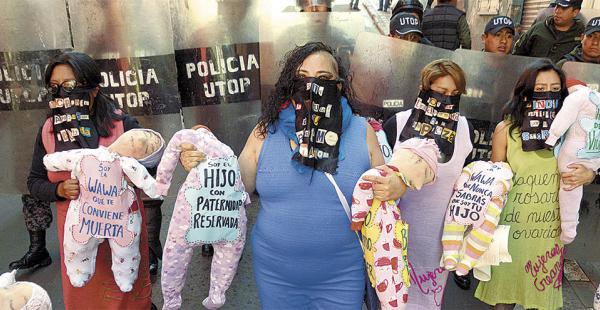 El colectivo de Mujeres Creando protestó en La Paz por la forma en que las autoridades, del oficialismo y de la oposición, enfrentan el caso CAMC