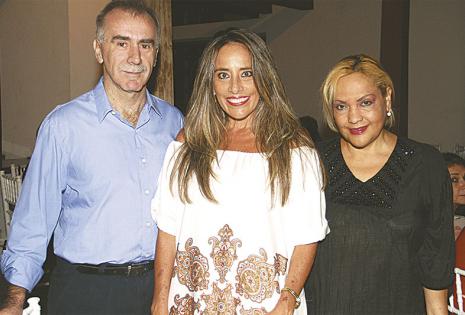 /siempre  con ella. Bolívar Carvalho, Claudia Chávez Y Consuelo Bonacelli, disfrutaron del encuentro