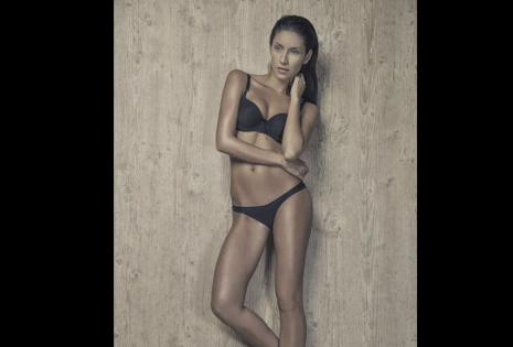 Daniela Cortez, que tiene un parecido a Dayanara Torres, una modelo y escritora puertorriqueña. Es conocida por ser la primera esposa del cantante de música latina, Marc Anthony y por ser la Miss universo de 1993