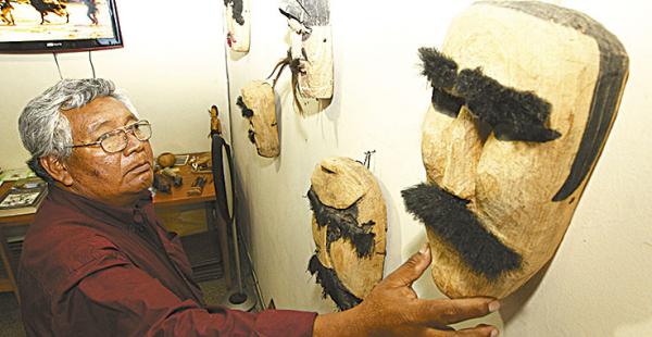 Ángel Yandura, integrante del clan cacique, muestra una de las máscaras de la exposición. La mayoría de estas máscaras se cubrían con pelos reales de las personas a las que representaban. Son de madera