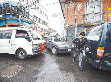 Riesgo. En la Murillo y Cochabamba no existe señalización de giro, ni paso peatonal ni semáforos.