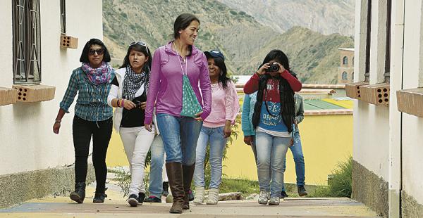 Le interesa contar historias que pasan en Bolivia y que ayuden a crecer a sus protagonistas