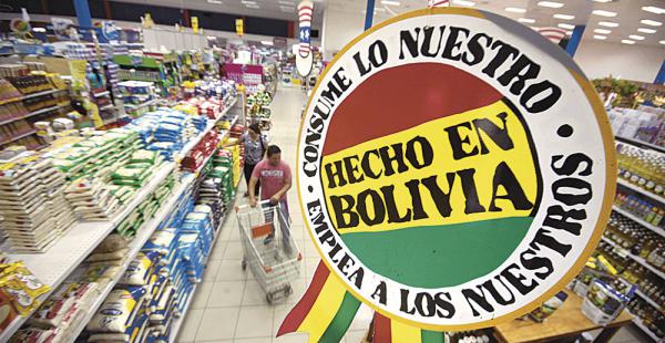 En las salas de venta de los supermercados Hipermaxi se han habilitado espacios para promocionar y vender productos con sello nacional