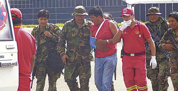 El sargento José Luis Ramos (centro) llegó en helicóptero y fue trasladado a La Paz para su curación