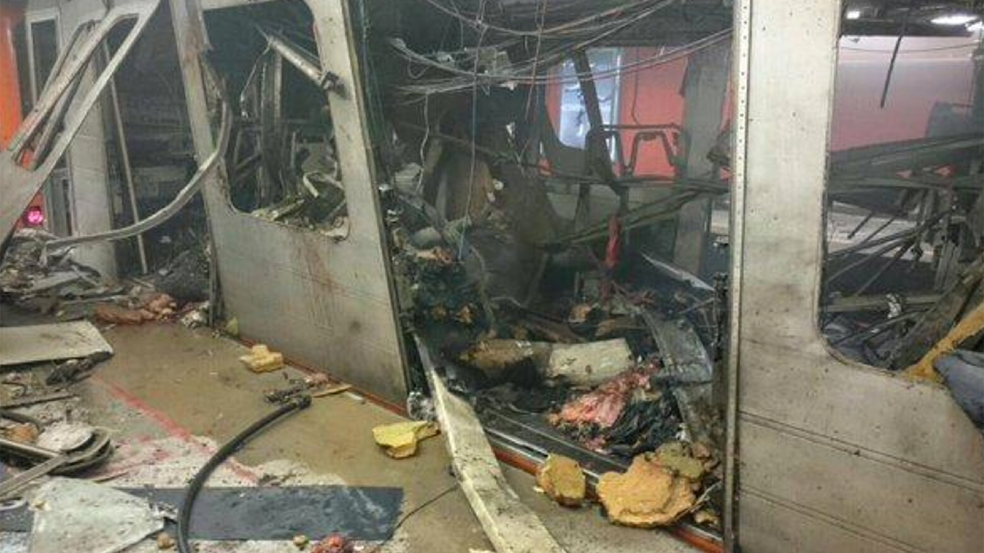 La primera imagen de la devastación en la estación Maalbeek. Por lo menos 10 personas perdieron la vida en este punto de Bruselas