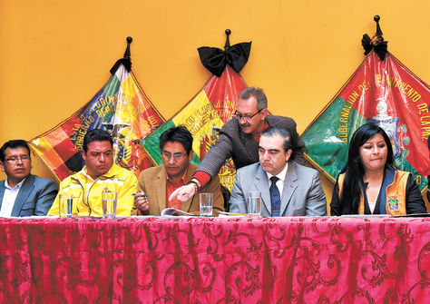 Firma. Patzi (centro), flanqueado por Revilla, el ministro Siles y a su lado Chapetón, ayer en La Paz.