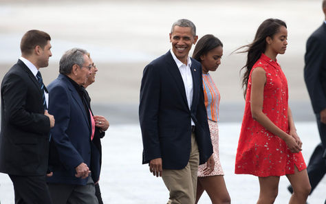 El presidente de Cuba, Raúl Castro, despide a su homólogo de  EEUU, Barack Obama, y su familia en La Habana. El Air Force One presidencial despegó del aeropuerto José Martí
