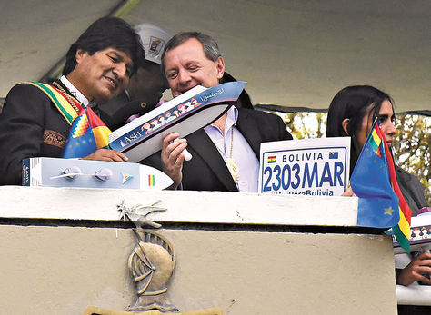 La Paz. Morales y el presidente del Senado, ayer en la plaza Abaroa en la antesala del Día del Mar. 
