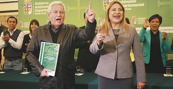 En medio de gritos de ¡autonomía!, el gobernador Rubén Costas recibió de manos de la presidenta de la asamblea, Kathia Quiroga, el estatuto