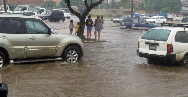 La lluvia deji calles inundadas, perjudicando el tránsito peatonal y vehicular. La imagen corresponde a la avenida Tres Pasos al Frente y quinto anillo