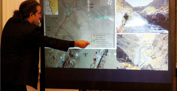 El vicecanciller explica con ayuda de imágenes satelitales las zonas bolivianas donde nace el manantial Silala