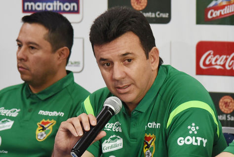 Julio César Baldivieso, director técnico de la selección boliviana de fútbol, junto a miembros de su cuerpo técnico en conferencia de prensa.