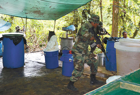 Cocaína. Efectivos antidrogas en un operativo ejecutado en el municipio de Yapacaní, a fines de 2015. Foto: Fernando Cartagena-archivo