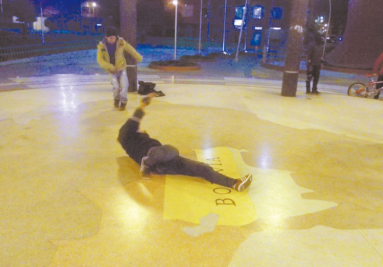giros. Los jóvenes demuestran gran habilidad para realizar vueltas en el piso de azulejos. Foto: Miguel Rivas
