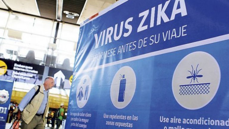 En el aeropuerto alertan a los viajantes para prevenirlos del contagio del virus