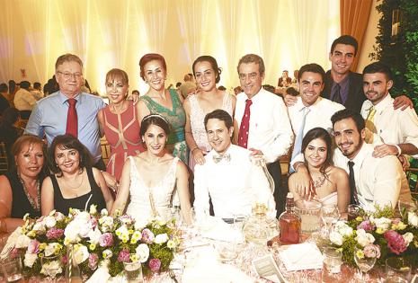 /INFALTABLES. la familia de Ugarte no faltó al evento. en la foto se ve a los primos y tíos, además del director ejecutivo de EL DEBER, Pedro Rivero Jordán (de pie, primero de la izq.)