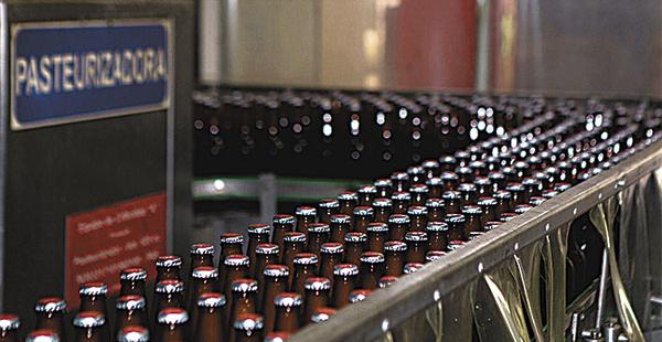 La planta produce cervezas en botellas de 710 ml y de 620 ml