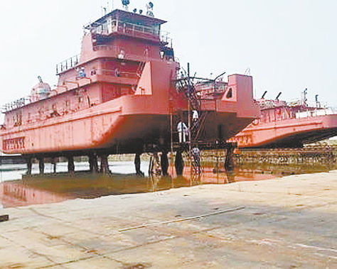 Visita. Una inspección llevada a cabo en 2015 a las barcazas que fueron fabricadas en China para Enabol.