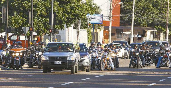 Más de medio centenar de motociclistas escoltaron los restos de José Ernesto hasta su última morada