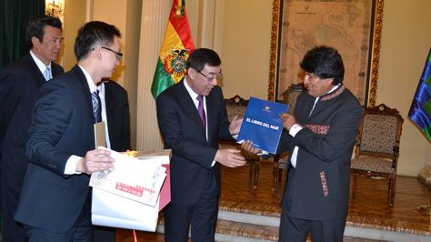 Presidente Evo Morales recibe a delegacion China y al Sr. Ma Peihua Vicepresidente de la Conferencia Consultiva Politica del Pueblo Chino y Vicepresidente Ejecutivo de la Asosciacion Nacional de la Construccion Democrata de China en Palacio de Gobierno 