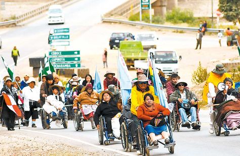 Protesta. La marcha de personas con discapacidad pasa por la población de Parotani, a 50 km de Cochabamba. Foto: Fernando Cartagena 