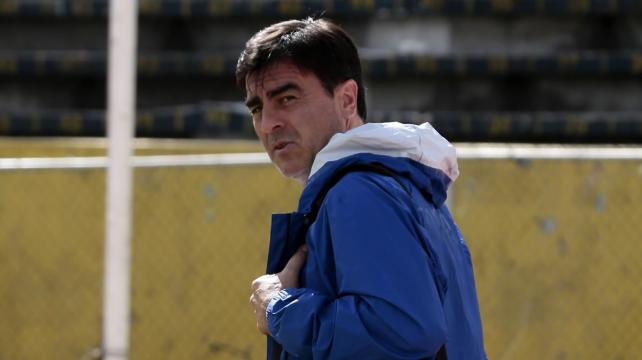 Gustavo Quinteros saliendo de una sesión de entrenamientos en Ecuador. Foto: AFP