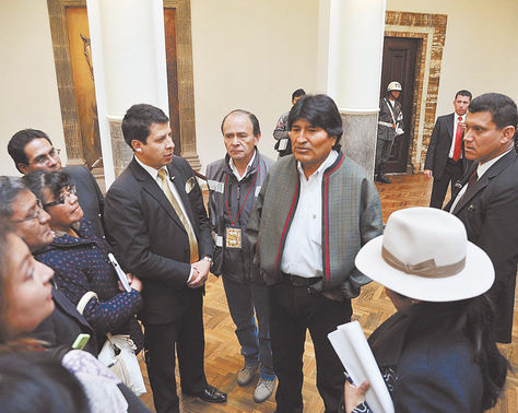 Palacio. El presidente Evo Morales explica los alcances de la demanda por el Silala a periodistas, ayer. 
