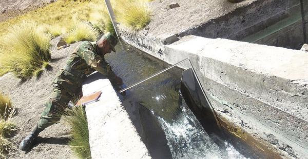 Las aguas del manantial son canalizadas y enviadas a Chile. Se mencionan tubos subterráneos